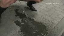 053001 Lindsay Takes A Huge Pee In The Underground Car Park