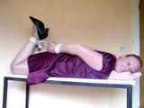 Ich versuche mich aus einem Hogtie zu befreien