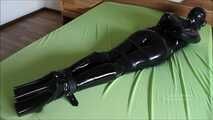 Gefesselte Gummipuppe zum Orgasmus gebracht