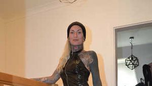 Sexy Francine in Lack Sportshorts (Sprinter) und Lacktop (Exclusive Sportkleidung)
