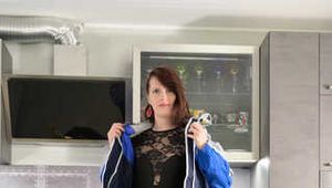 Miss Petra in einem Nylon Regenanzug und schwerem Farmerrain Regenzeug