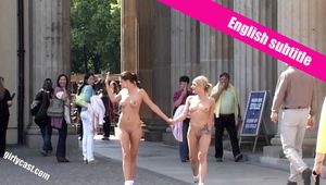 Merry und Nina Nackt durch Berlin