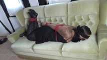 Jasmin im hogtie auf dem Sofa 2/2
