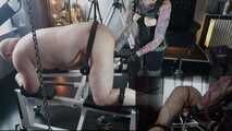 Er darf zwischen Genuss und Schmerz schwanken Vibrator und Violet Wand kommen zum Einsatz 