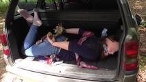 Lady X im hogtie mit Tüchern 2/2