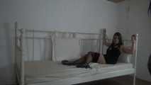 Ayu mit Seilen ans Bett gefesselt 1/2