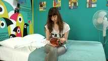 Anni Bay und Dakota - Müllsack gekleidet hogties (video)