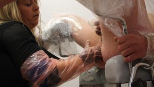 Anal fisten - Herrin fistet den Sklaven auf dem Gynstuhl Part 5