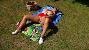 Nude picnic
