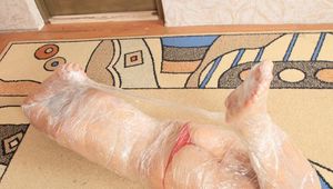 Mila - Frischhaltefolie über den Kopf Hogtie 2