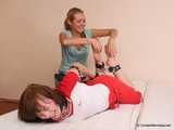 Alexa & Catt - Mädchen werden Mädchen: lesbische Kitzeln mit intensiver Bondage