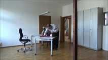 Leonie - Überfallen im Büro Teil 2 von 5