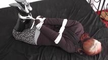 Lucy auf dem bett in einem hogtie 2/2