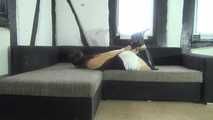 Ayu im hogtie auf dem Sofa 2/2